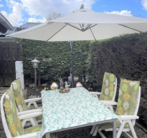 Charmantes Ferienhaus in Wervershoof mit Garten, Terrasse und Grill